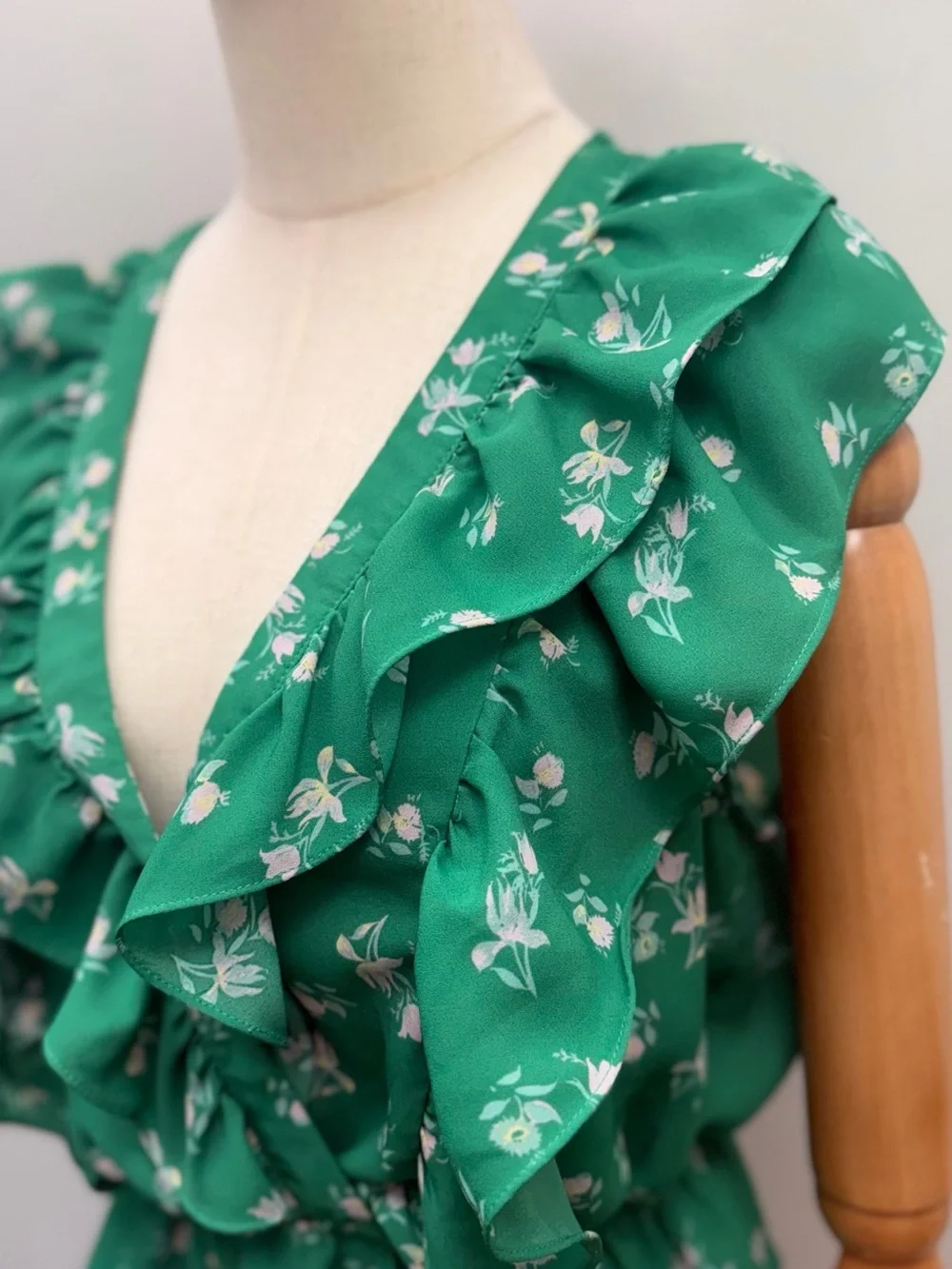 WAYF Floral Ruffle Sleeveless Blouse Green White Peplum Top Women’s Size S - Picture 5 of 12